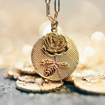 Elegantná Okrúhle Mince Vyrezávané Kvet Daisy Rose Lotus Prívesok Náhrdelník Ženy Ročníka Zlatých Reťazí Narodenia Mesiac Kvetinové Šperky, Darčeky